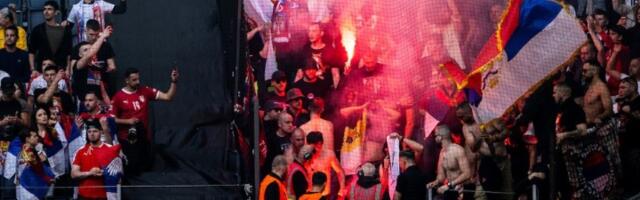 Navijači Srbije zapalili baklju, Šveđani im pretili hapšenjem