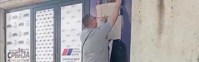 Saslušan u policiji jer je zalepio karton na Vučićev lik u Doljevcu