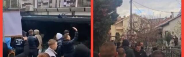 "DA GORIŠ U PAKLU" Haos na ulicama Kočana - Građani idu ka kući vlasnika diskoteke da je zapale, traže pravdu za žrtve (VIDEO)