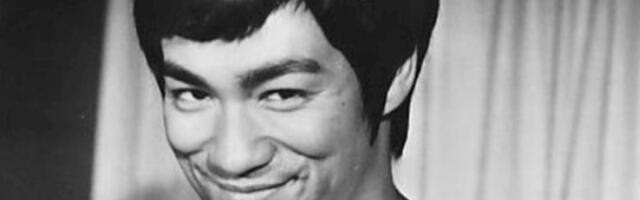 Snimak Balkanca koji je zapevao na grobu Brusa Lija USIJAO internet (VIDEO)