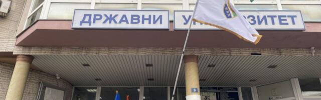 FOTO, VIDEO: Okupljeni u Novom Pazaru odali poštu stradalima u padu nadstrešnice u Novom Sadu