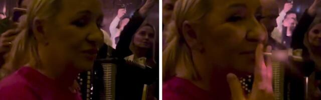 Ona nikog ne sluša: Šok snimak iz kafane - Vesna Zmijanac sa uživanjem puši 10 dana nakon izlaska iz bolnice