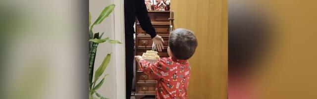 O gestu ove majke bruje mreže! Dečak je pozvonio na vrata starijeg komšije i izmamio osmeh deki na lice: Evo šta mu je poklonio