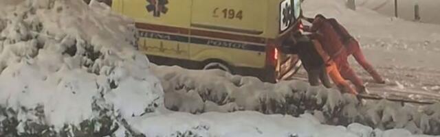 Lekari Hitne pomoći čiste sneg da bi došli do pacijenata, građani besni! Nestvaran snimak iz Hrvatske