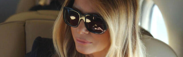 SNIMAK MELANIJE KAKO IZLAZI IZ AVIONA NAPRAVIO NEVIĐENI HAOS! Jedan detalj svima bode oči, sumnja se da je...