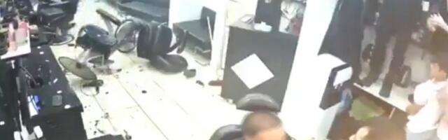 KAD NE ZAKAŽEŠ ŠIŠANJE, VEĆ ULETIŠ PREKO REDA - KROZ IZLOG! Neobičan gost napravio HAOS u berbernici, mušterije nisu imale KUD': Spasavali živu glavu (VIDEO)