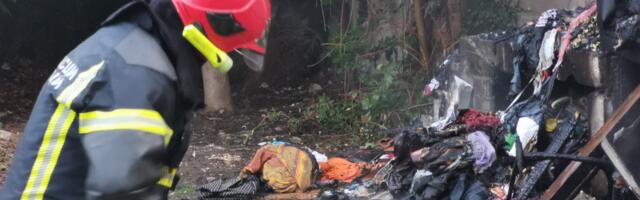 Велики пожар избио у дрвеној викендици у близини Љубовије, два ватрогасна возила цистерне упућена на терен