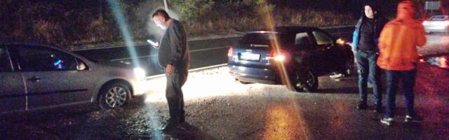 Rupa na kolovozu pocepala gume na šest automobila