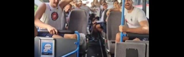 "Kari's on fire": Ludnica "orlova" u autobusu (VIDEO)