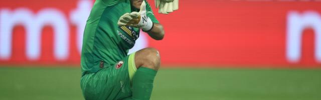 PREKINUT DUEL CRVENE ZVEZDE I RADNIČKOG: Stojković zasut pirotehnikom!
