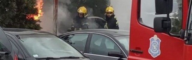 AUTOMOBIL SLETEO SA PUTA NA NOVOM BEGRADU I UDARIO U STUB! Ono što je vozač uradio po izlasku iz vozila NIKO NE MOŽE DA SHVATI!