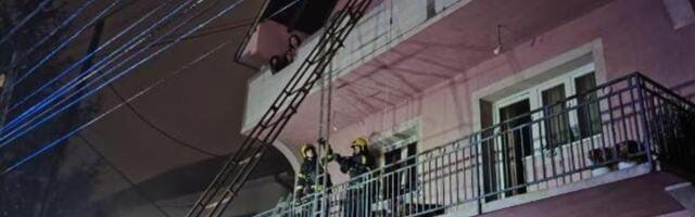 POŽAR NA ZVEZDARI: Vatrogasci spasili tri osobe iz kuće, vatra zahvatila prizemlje (VIDEO)