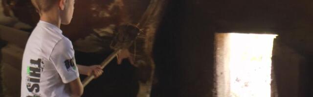 Bogdan sa dedom radi poslove na imanju - njegove ruke su male, ali spremne da pomognu: On je ponos svojih roditelja