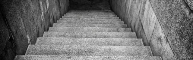 MIHAJLO SIŠAO U PODRUM PO KROMPIR I NA MESTU OSTAO MRTAV! Smrt pokosila i SUPRUGU SINA I BAKU - razlog je STRAVIČAN