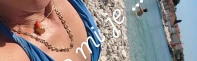 PODELILA FOTKU U KUPAĆEM, OD PRIZORA PADAJU VILICE: Udovica čuvenog pevača u 59. godini zapalila mreže (FOTO)