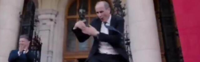 PLEŠE BOLJE OD ŠAKIRE I BIJONSE ZAJEDNO: Ministar zdravlja Mađarske postao INTERNET SENZACIJA! (VIDEO)