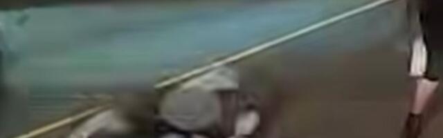 (UZNEMIRUJUĆ VIDEO) Nasred auto-puta ščepao ženu za kosu i izbacio je iz džipa pred automobile u punoj brzini!