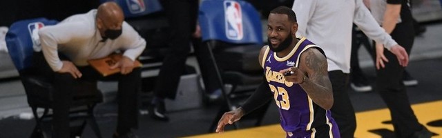 SPEKTAKL: Lejkersi u plej-ofu! Tripl-dabl Lebron svemirskom trojkom polomio Golden Stejt (VIDEO)