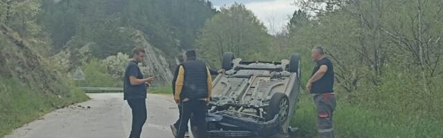 Vozilo se prevrnulo na krov - saobraćajna nezgoda na putu Miokovci - Pranjani