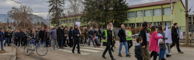 Prosvetari i vaspitači pridružili se protestnoj šetnji u Svrljigu, policija privela jednu osobu