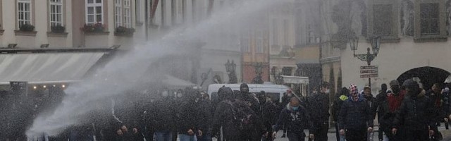 Policija u Pragu vodenim topovima i suzavcem razbila protest protiv nošenja maski