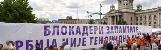 A ispred Skupštine NADREALNO: OGRAĐENI ćaciji - ŽIVI ZID "književne večeri" (VIDEO)