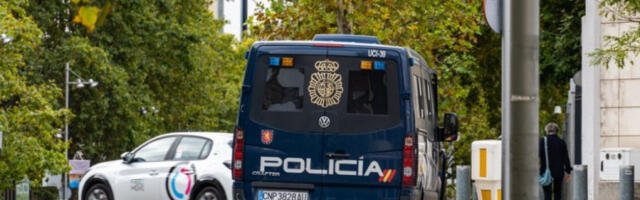 MAJKA SKOČILA SA 10. SPRATA ZGRADE U SMRT! Tragedija kakva nije viđena, u naručju držala i DVOJE DECE!