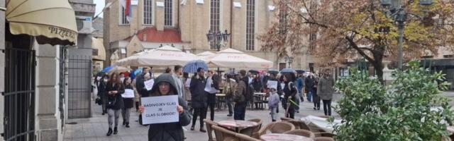 VIDEO Skup podrške Radivoju Jovoviću u centru Novog Sada: Studenti i građani traže da bude pušten na slobodu