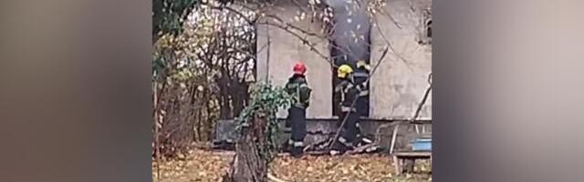 IZBIO POŽAR NA UMCI, IMA PREMINULIH: Vatrogasci pronašli mrtvu osobu u napuštenom objektu! (foto)