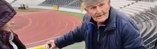 Delija doveo u Humsku deku koji navija za Partizan: Ovo je prvo pitao kad je kročio na stadion posle 50 godina