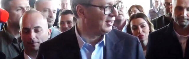 Вучић обилази еко насеље „Шумадијски кутак" у Аранђеловцу