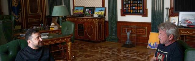 FOTO, VIDEO: Šon Pen dobio "Oskara" napravljenog od oštećenog ukrajinskog železničkog vagona