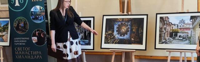 Izložba fotografija “Otkrijmo svetinju kroz objektiv hilandarskog monaha“ postavljena u čačanskoj Gimnaziji
