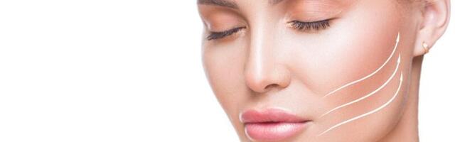 Zaboravite konturisanje lica: Novi makeup hit je strobing!