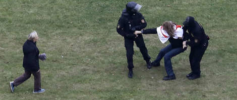 Bjeloruska policija vodenim topovima protiv demonstranata