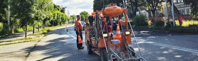 Za veću bezbednost saobraćaja zanavljanje horizontalne signalizacije širom grada (FOTO)