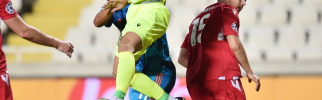 Omonija postigla gol PSV-u sa pola terena! (VIDEO)