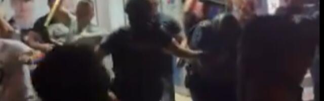 Batinaš SNS udara policajca s leđa motkom, pogledajte kako on reaguje (VIDEO)