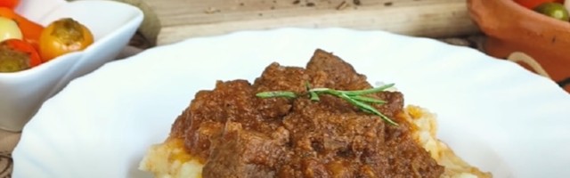 Šta da kuvate danas? Juneći gulaš sa pire krompirom