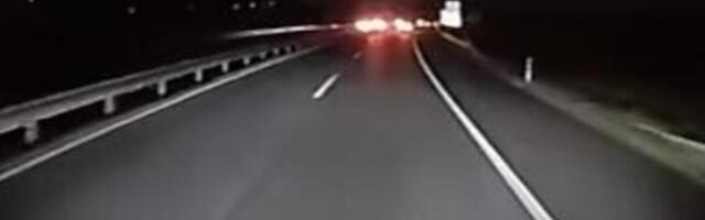 Mrak, kamion zaobilazi delove, a vozač korse kao kamikaza ide u njega! Snimak sa srpskog puta od kog nas hvata jeza