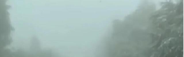 SNIMAK IZ AUTA DA SE SMRZNEŠ! Medalja za ovog hrabrog čoveka koji vozi po ledenom, zavejanom srpskom putu (VIDEO)