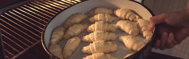 Savršene kiflice sa sirom: Hrskave spolja, kremaste iznutra - recept koji morate probati