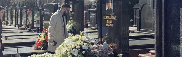 Na Sašin grob i pre porodice stigao ovaj pevač! Popović mu pružio ruku kad niko nije, ovo mu neće zaboraviti