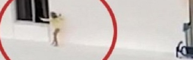 Dete šetalo po ivici zgrade od prozora do balkona, svima koji su ga gledali zastao dah (FOTO/VIDEO)