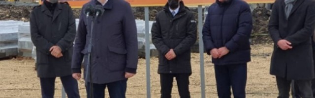 VUČIĆ JE MONA "Tomo, skloni se, ja ću"