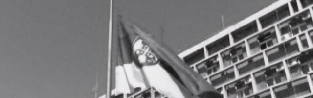 Na Skupštini grada Kragujevca zastava na pola koplja