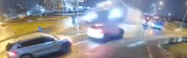 MERCEDES BUKVALNO LETI, OBJAVLJEN ZASTAŠUJUĆ SNIMAK! Preleteo automobile, pa se zakucao u stub, evo šta je sa vozačem (VIDEO)