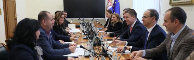 Premijer Macut se sastao sa predstavnicima sindikata prosvete: Evo šta je dogovoreno