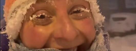 "Džemper nosim 300 dana godišnje" Živi na - 40°C i kad krene da se oblači, to traje i traje, a ovako sprema svoju bebu kad pođu napolje (VIDEO)