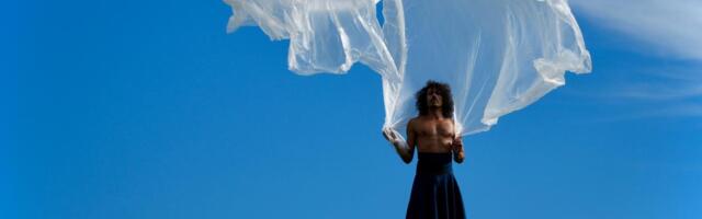 Ples koji dodiruje nebo: Na Beogradskom festivalu igre nastupa trupa na štulama visine 15 metara